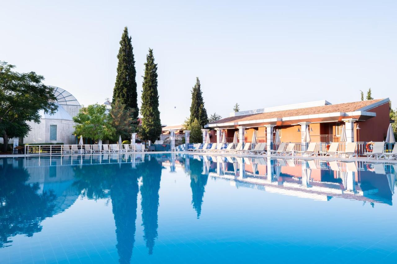 Karahayit  Spa Hotel Colossae Thermal מראה חיצוני תמונה The pool at the hotel
