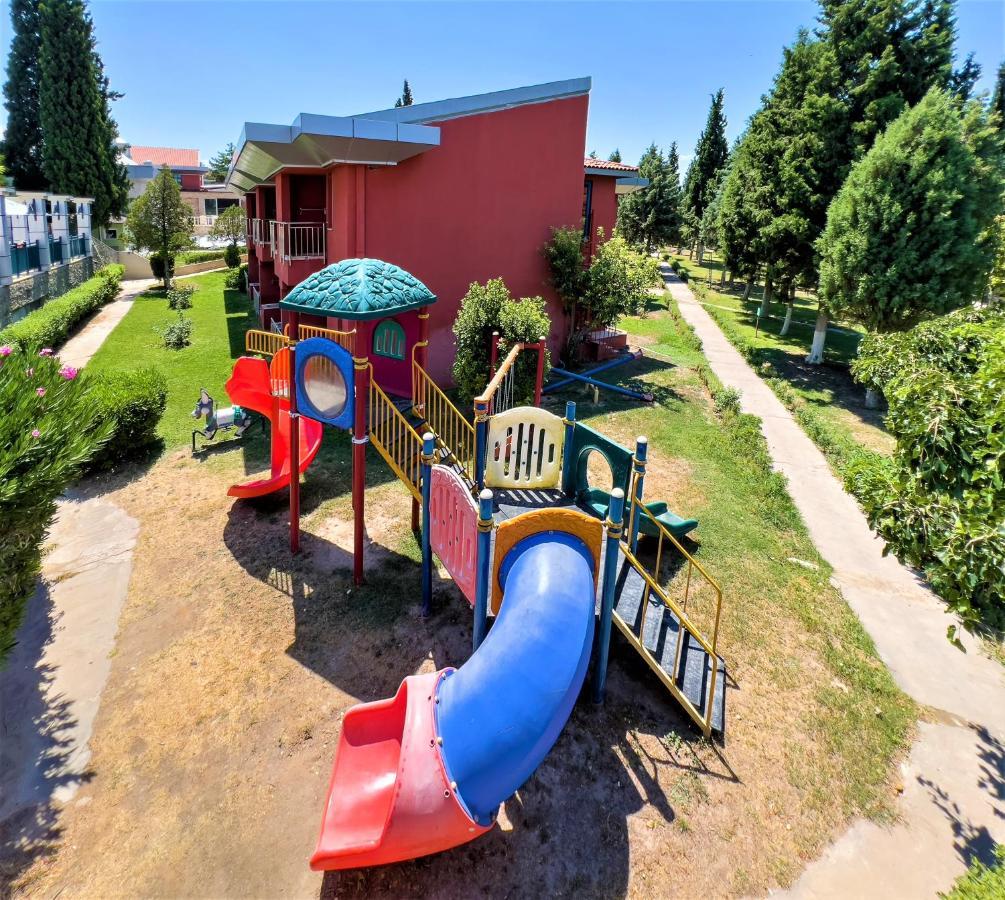 Karahayit  Spa Hotel Colossae Thermal מראה חיצוני תמונה Playground in the village